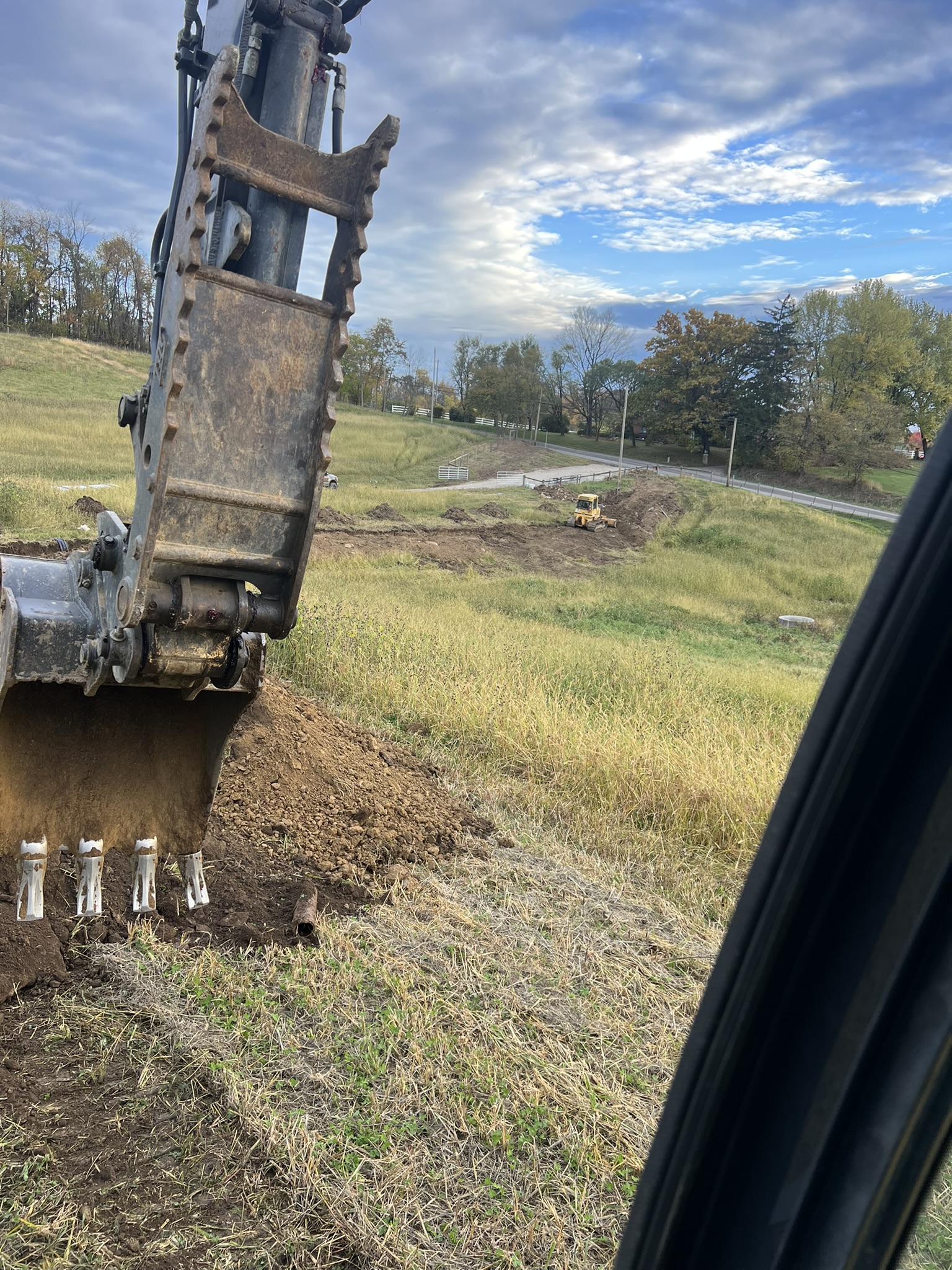Excavator bucket with dozer working hillside